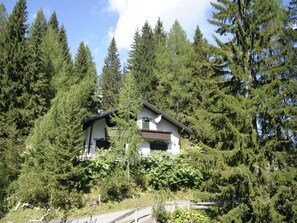 Stugans exteriör [sommar]