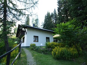 Stugans exteriör [sommar]