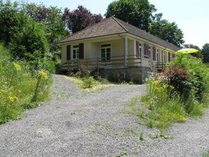 Stugans exteriör [sommar]