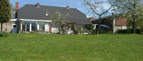 Außenseite Ferienhaus [Sommer]