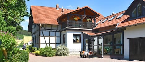 Außenseite Ferienhaus [Sommer]