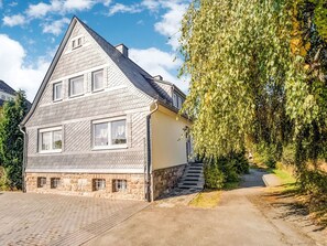Stugans exteriör [sommar]