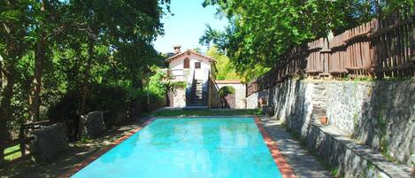 Schwimmbad des Ferienhauses