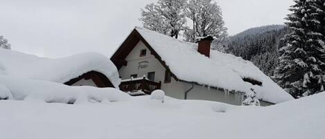 Außenseite Ferienhaus [Winter]