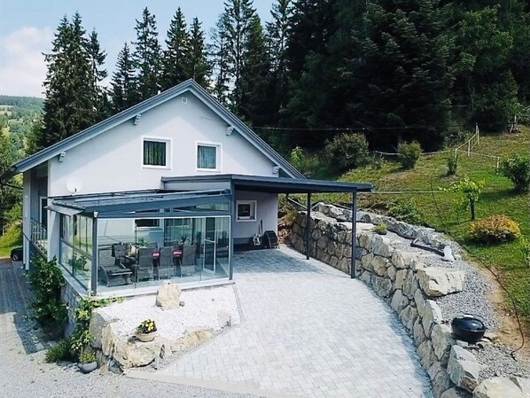 Außenseite Ferienhaus [Sommer]