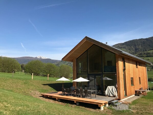 Außenseite Ferienhaus [Sommer]