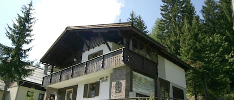 Außenseite Ferienhaus [Sommer]