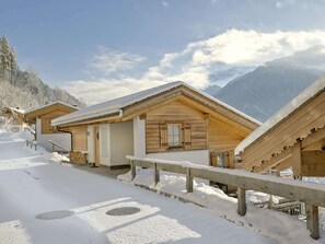 Stugans exteriör [vinter]