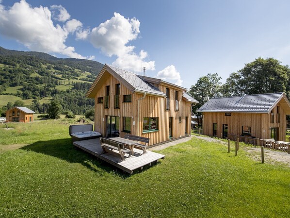 Stugans exteriör [sommar]