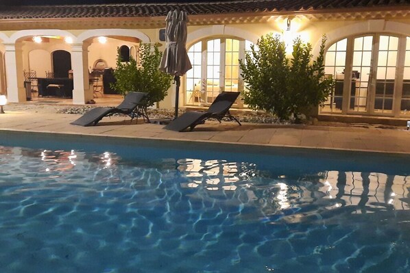 Des espaces de vie autour de la piscine pour des soirées d'été inoubliable!