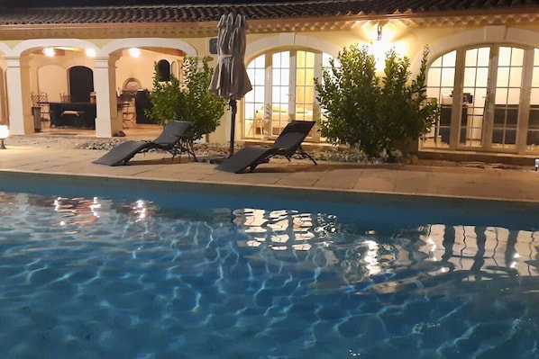 Des espaces de vie autour de la piscine pour des soirées d'été inoubliable!