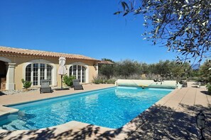 Une piscine cristalline entretenue au quotidien