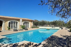 Une piscine cristalline entretenue au quotidien