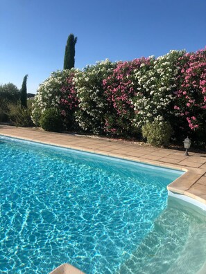Une eau cristalline sur fond de lauriers rose pour des vacances en Provence!