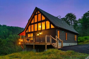 Midnight Ridge Lodge is the definition of a modern Instagramable cabin!