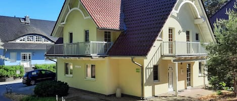 Außenseite Ferienhaus [Sommer]