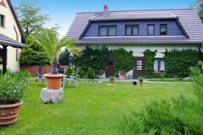 Stugans exteriör [sommar]