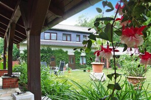 Stugans exteriör [sommar]