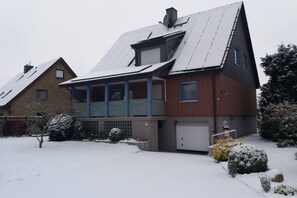 Stugans exteriör [vinter]