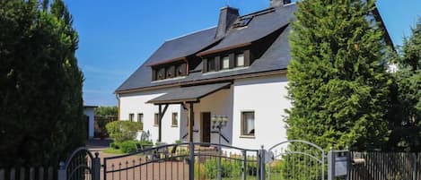 Außenseite Ferienhaus [Sommer]