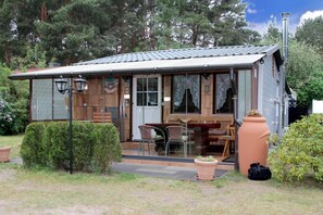 Stugans exteriör [sommar]