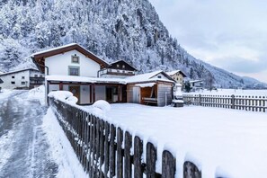 Stugans exteriör [vinter]
