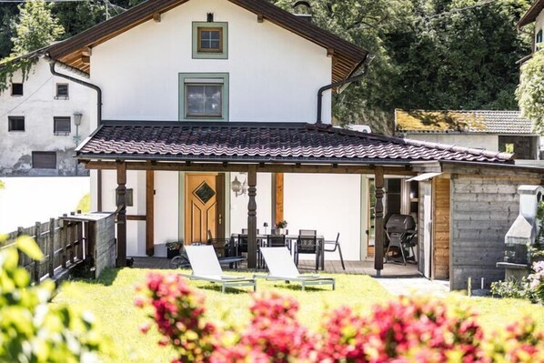 Stugans exteriör [sommar]