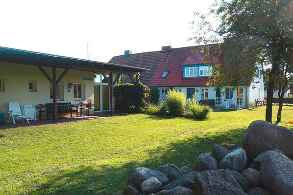 Stugans exteriör [sommar]