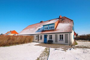 Stugans exteriör [vinter]