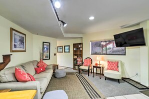 Living Room | Free WiFi | Central A/C