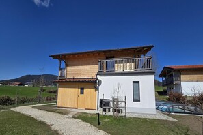 Stugans exteriör [sommar]