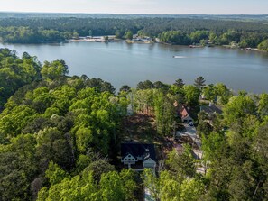 Dreamy lakeside bliss captured from above! Wake up to the serene beauty of our lake house retreat, where every moment is a picturesque escape. 