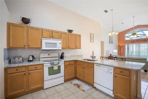 1510 kitchen 2.jpg