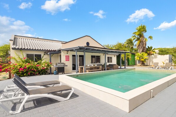 Splendid Pool of the Apartment in Noord Aruba - Dive into refreshing poolside escape - Immerse yourself in the cool elegance of our pool - Experience ultimate relaxation in our poolside paradise