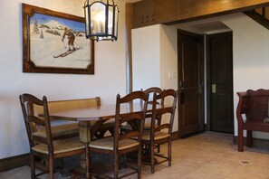 Floor,Flooring,Dining Room,Dining Table,Table