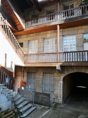 La cour de l'immeuble, traditionnelle avec ses coursives à l'air libre