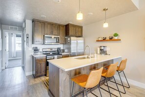 Kitchen | 2nd Floor | Complimentary Spices | Blender | Toaster | Crockpot