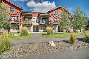 Summer Exterior | Unit Entry | Keyless Entry | Street Parking Available