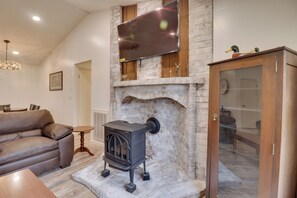 Living Room | Free WiFi | Central A/C | Smart TV