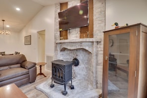 Living Room | Free WiFi | Central A/C | Smart TV