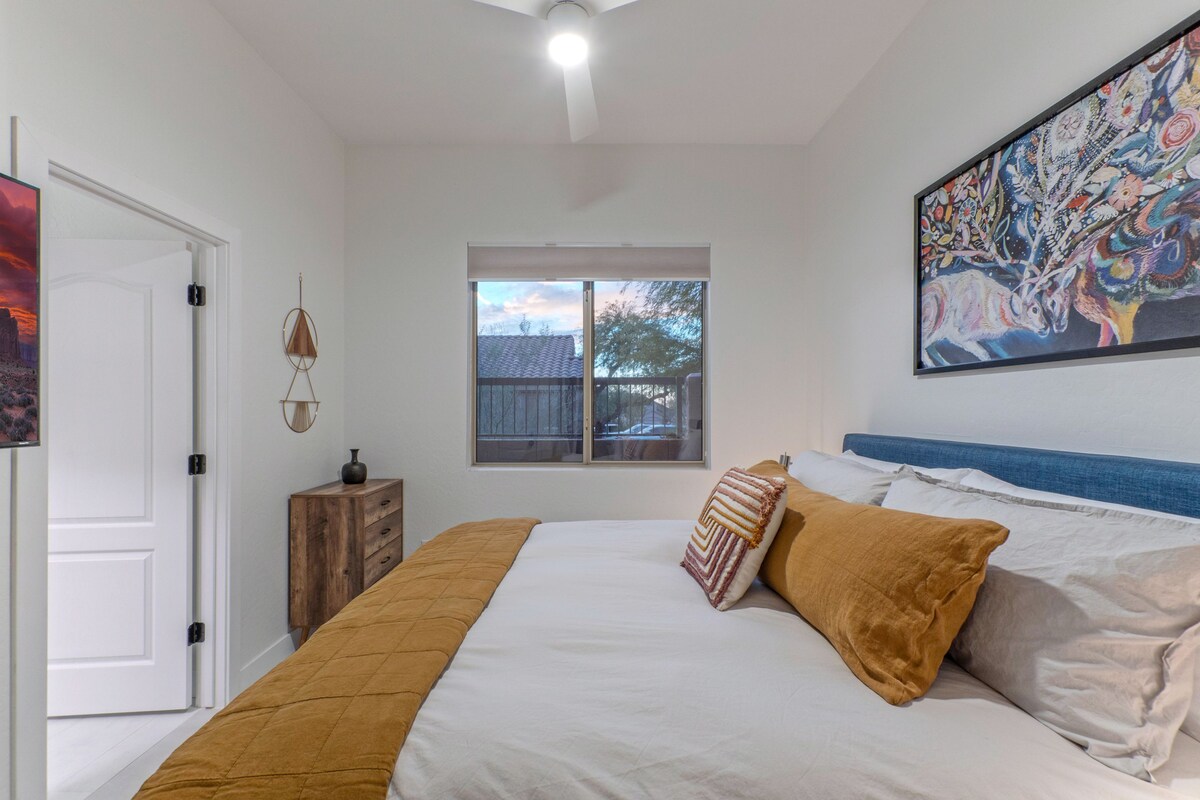 Near Golf/Trails: Lush Green Spaces, POOL, Spa, Covered Patio, Grill, 2 Desks
