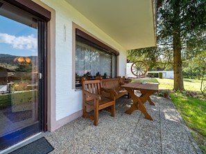 Pflanze, Eigentum, Gebäude, Tabelle, Fenster, Holz, Schatten, Interior Design, Die Architektur, Haus