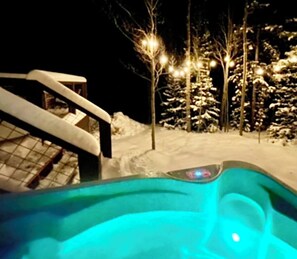 Large hot tub with starlit skies, aspen/pines & privacy.  Bluetooth speaker