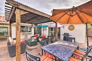 Private Courtyard | Gas Grill