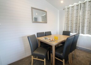 Select Lodge Plus 4 - Shorefield Country Park, Milford-on-Sea, Nr Lymington