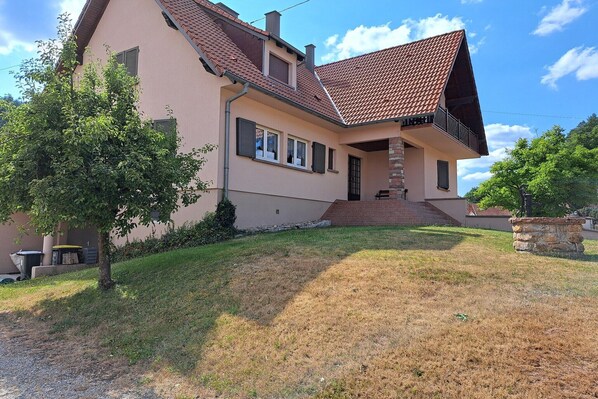 Außenseite Ferienhaus [Sommer]