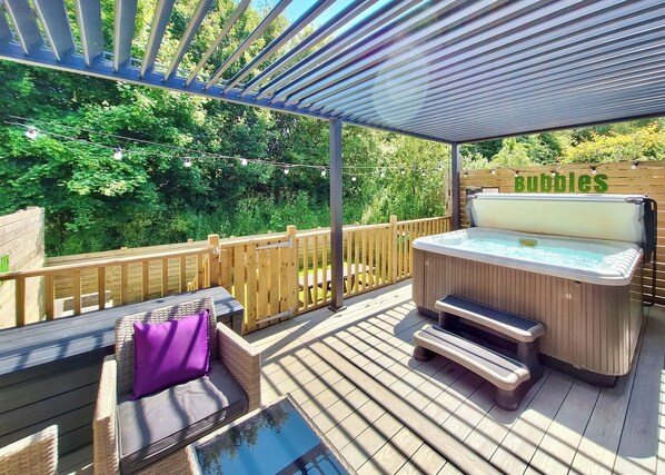 Outdoor spa tub