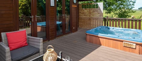 Amblewood Spa (Pet) - Raywell Hall Country Lodges, Raywell, Beverley