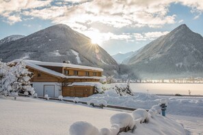 Stugans exteriör [vinter]