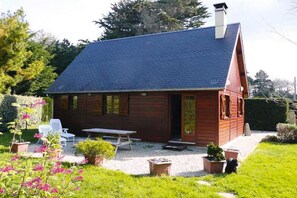 Stugans exteriör [sommar]